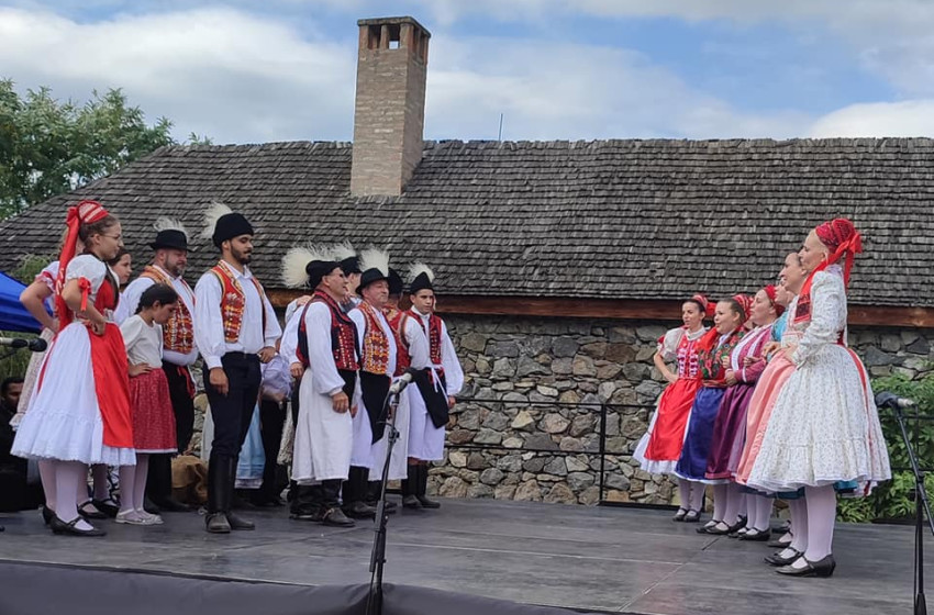 A Szanyi Bokréta Néptáncegyüttes ünnepelte a hagyományokat a Szentendrei Szabadtéri Néprajzi Múzeumban