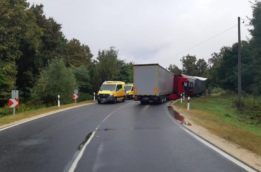 Helyszíni fotókon a 86-oson történt kamionbaleset: nagy erejű volt az ütközés
