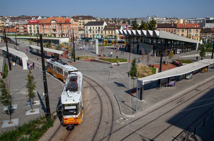 Megindult a szülés egy nőnél a Széll Kálmán téren: a 149-es busz hősies sofőrje segítette világra a csecsemőt