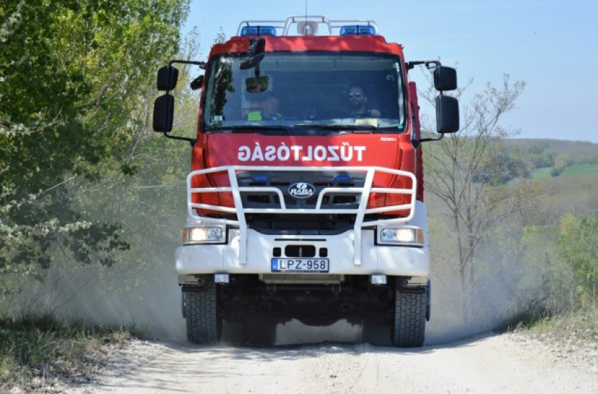 Kisteherautó és személygépkocsi ütközött az M85-ösön