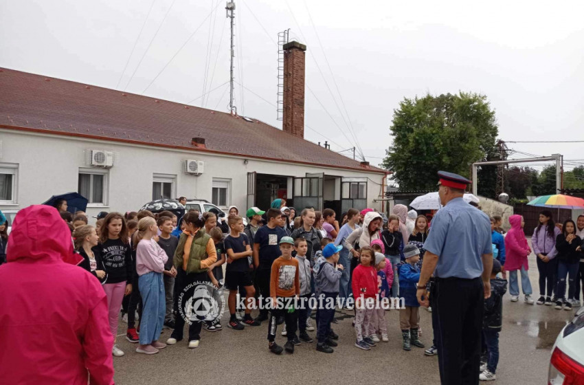 Óvodások és iskolások a kapuvári laktanyában