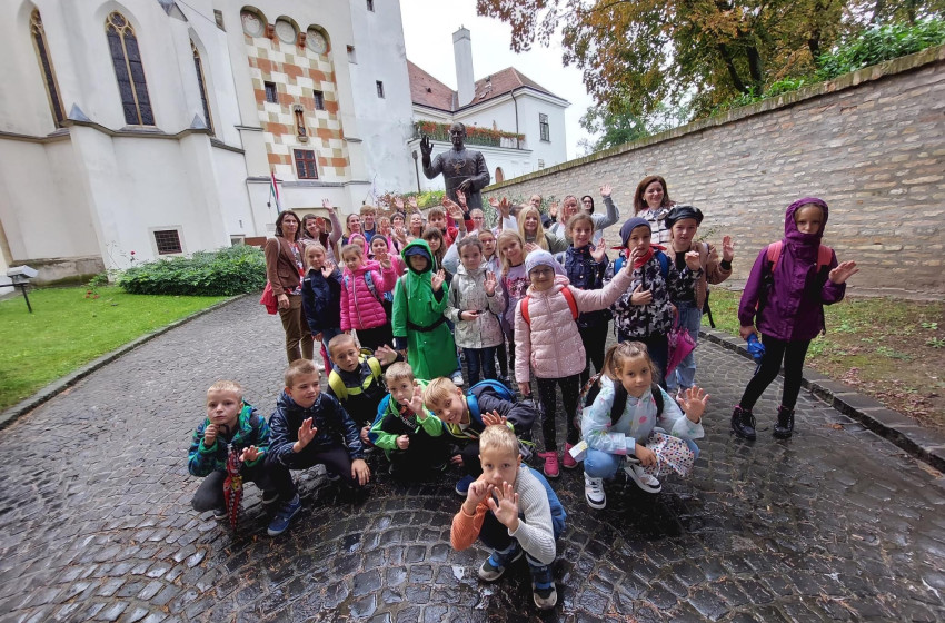 Csornai hittanosok kirándulása Győrben: Egy felejthetetlen nap az esőben