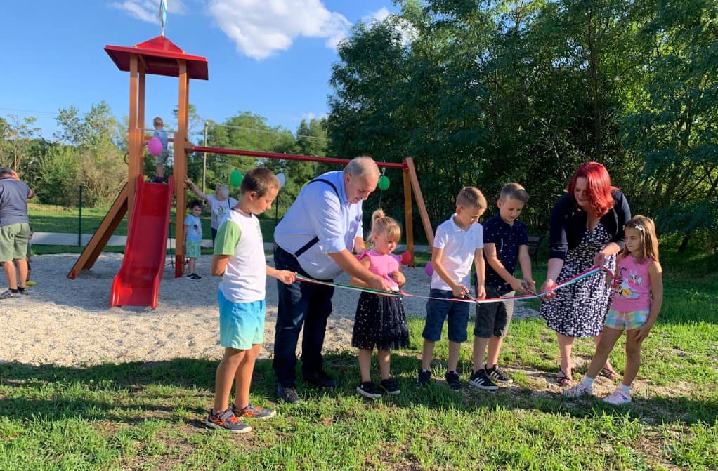 Földsziget – Sikeres közösségi nap és játszótér átadó 