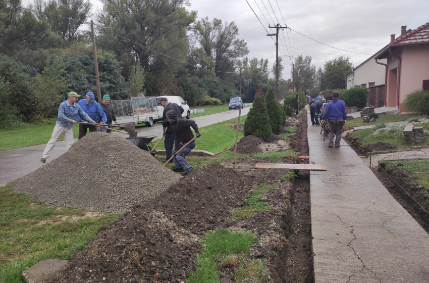 Járdafelújítás zajlik Rábatamásiban