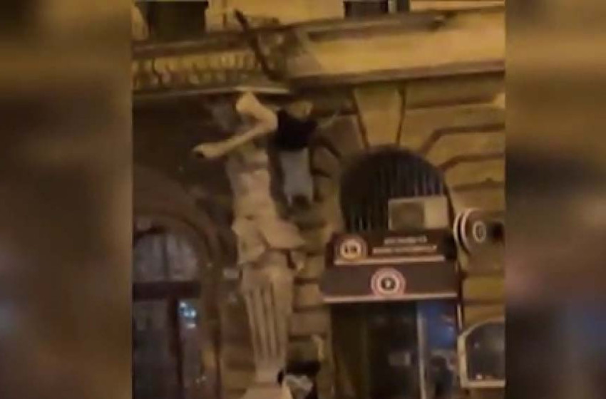 Videó készült a terézvárosi Póknőről, aki kizárta magát a lakásból, majd a ház homlokzatán próbált visszamászni