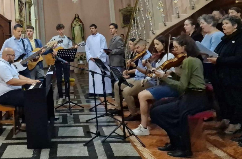 Gitáros szentmisét rendeztek a kapuvári Szent Anna templomban