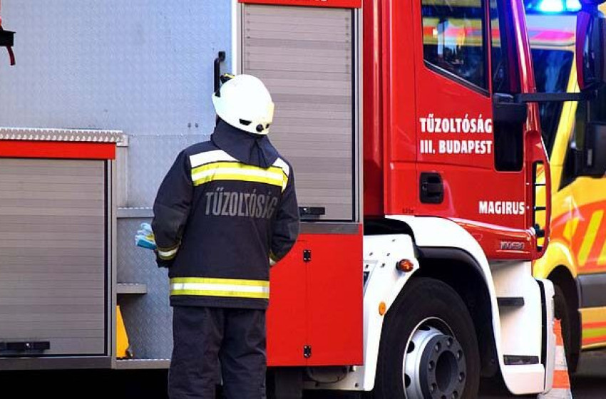 Kútba zuhant egy tinilány Pest vármegyében, egy tűzoltó ereszkedett le érte a vízbe