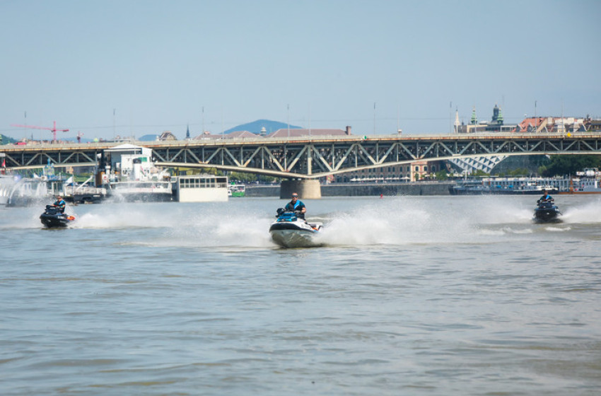 Életet mentettek a budapesti vízi-rendőrök