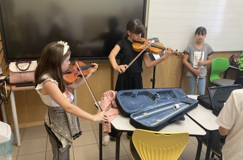Hangszerbemutatót tartott a csornai Kerényi György Alapfokú Művészeti Iskola