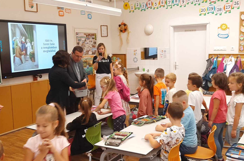 Rózsafüzérrel ajándékozták meg az első osztályos tanulókat Kapuváron