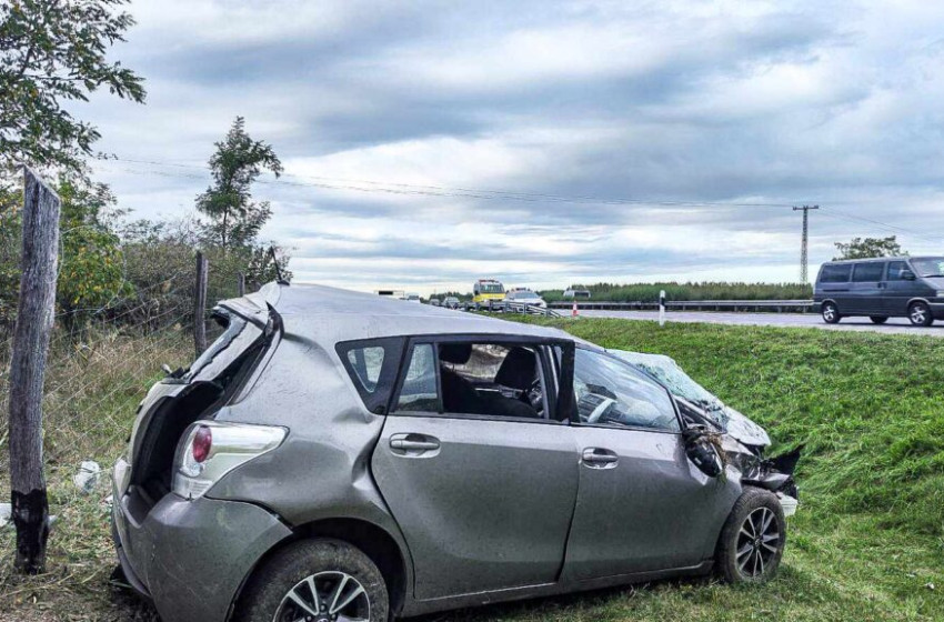 Elaludhatott az idős sofőr az autópályán, árokba csapódott az autójával – helyszíni fotók