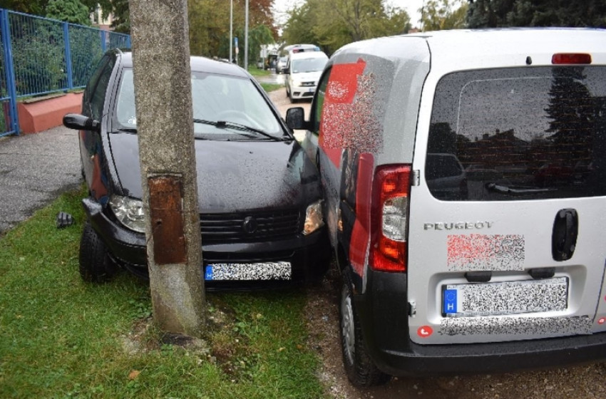  Kerítésnek, majd egy gépkocsinak csapódott