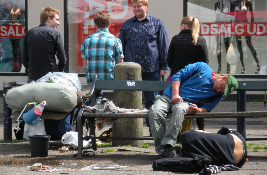 Agykárosodást szenvedett, majd pár nap múlva meghalt egy férfi, miután ittasan leesett egy padról