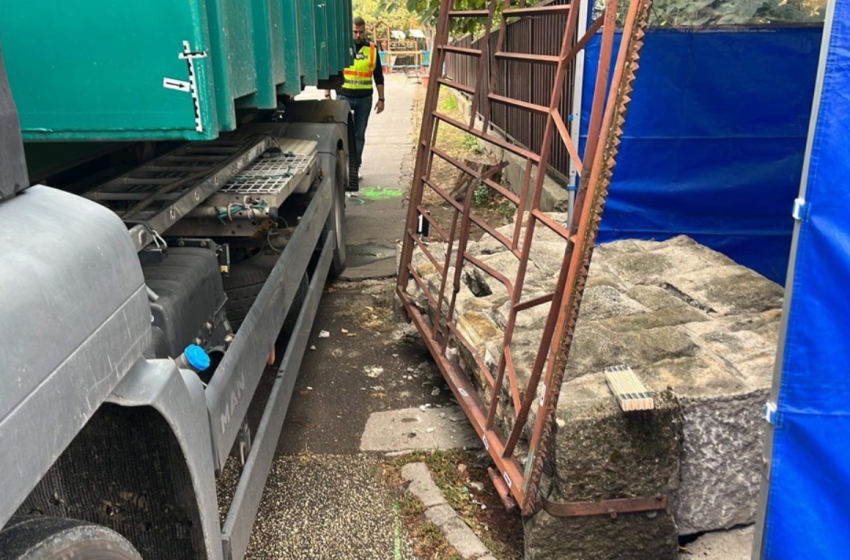 Rádőlt a kőkerítés, meghalt egy 9 éves kisfiú Budapesten 