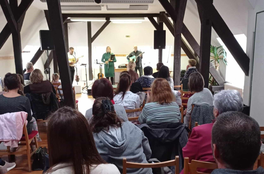 A Garabonciás Együttes koncertje a Városi Könyvtárban Csornán