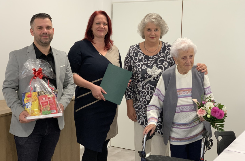 Életút, tapasztalatok és ünnep: Marika nénit 95. születésnapján köszöntötte a város vezetése