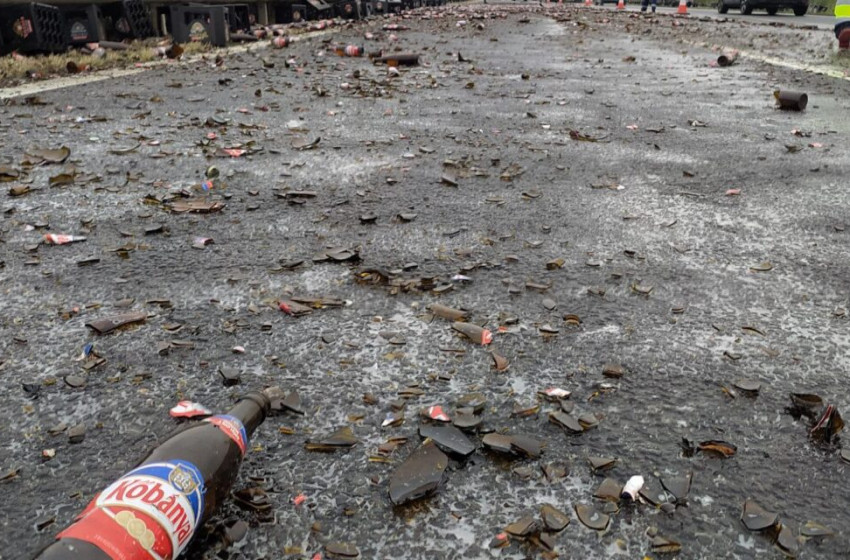 Kár érte! Több ezer üveg Kőbányai sör borult az autópályára