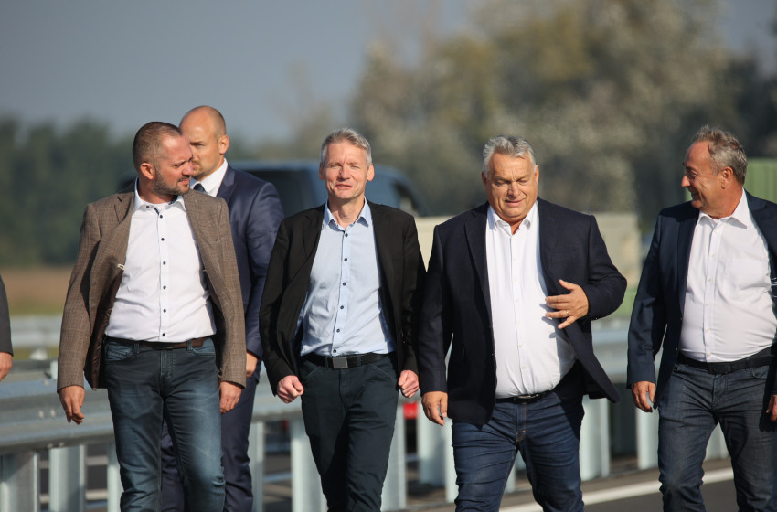 Orbán Viktor miniszterelnök adta át az új utat Győr és Pápa között