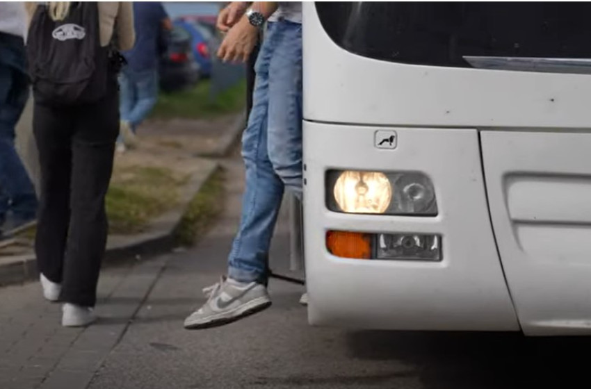 Lerobbant az M1-esen a Tatabányáról induló vonatpótló busz: a sofőr rendőrrel kezdte fenyegetni az utasokat