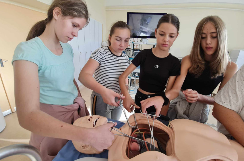 Pályaorientációs nap csornai diákoknak a Győri Egyetemi Kórház Skill laborjában