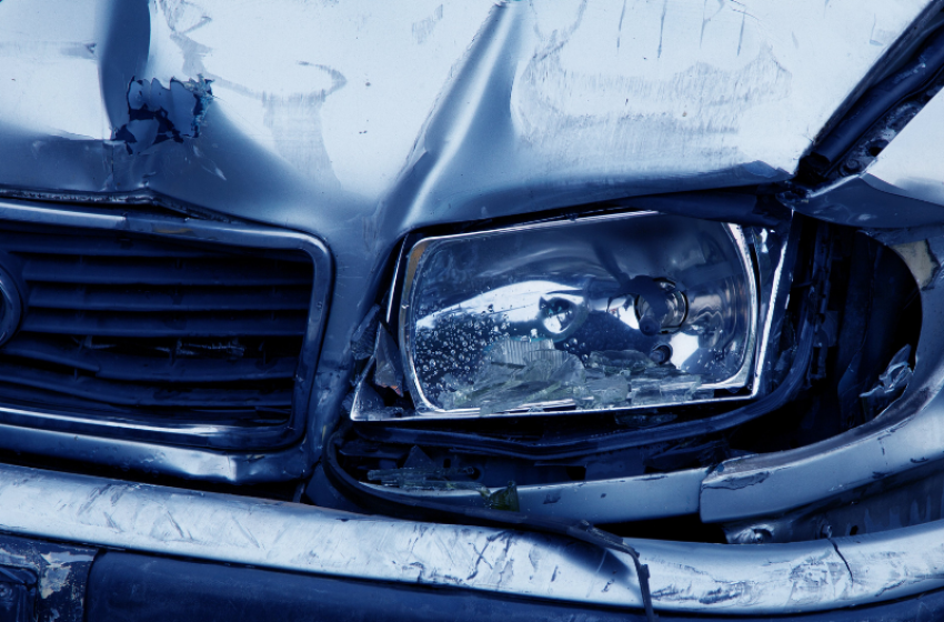 Betonoszlopnak ütközött egy autó a  84-es főúton 