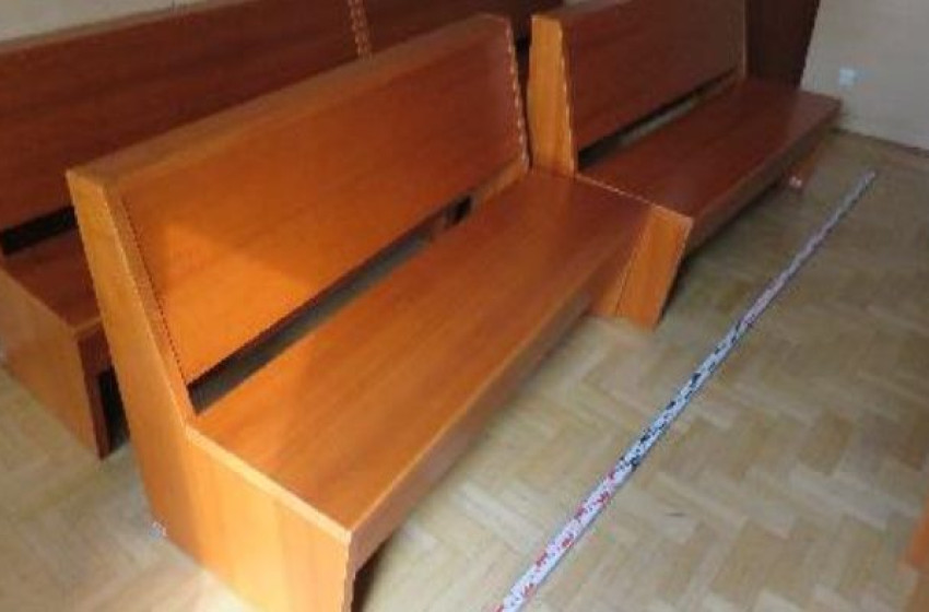 Balhé a bíróságon! Ököllel és üdítőspalackkal esett neki az unokáját tartó férfinek egy család a tárgyalóteremben