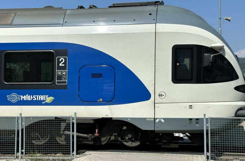 “Ugye, nem akarsz bajt?” – ketten támadtak egy kislányával utazó apára a vonaton, kétezer forintot zsákmányoltak