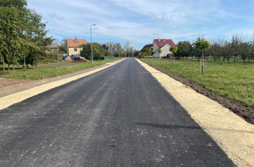 Elkészült Veszkényben a Széchenyi utcából a Fő utcára kivezető útszakasz aszfaltozása 