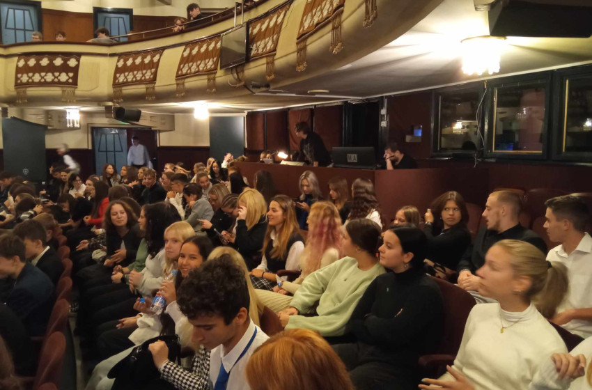 Színházban a Hunyadisok 