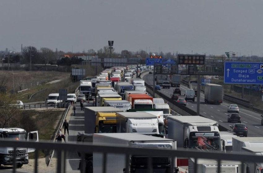 Tíz kilométeres kocsisor araszol Győrnél