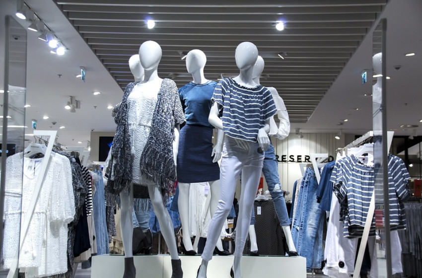 Próbababának állt a férfi, úgy fosztogatta a plázákat 