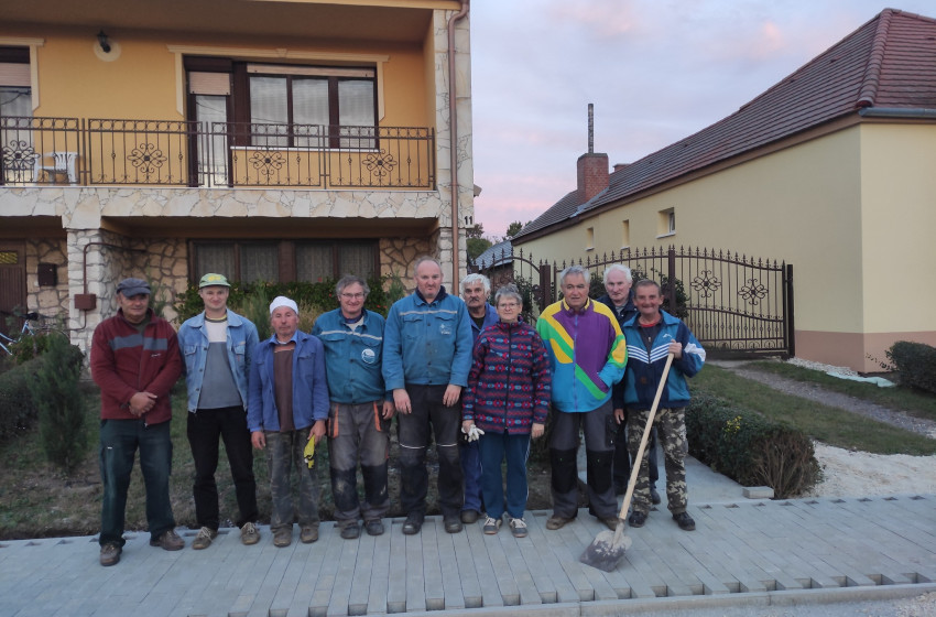 Újabb járdaszakasz újult meg közösségi összefogással Rábatamásiban