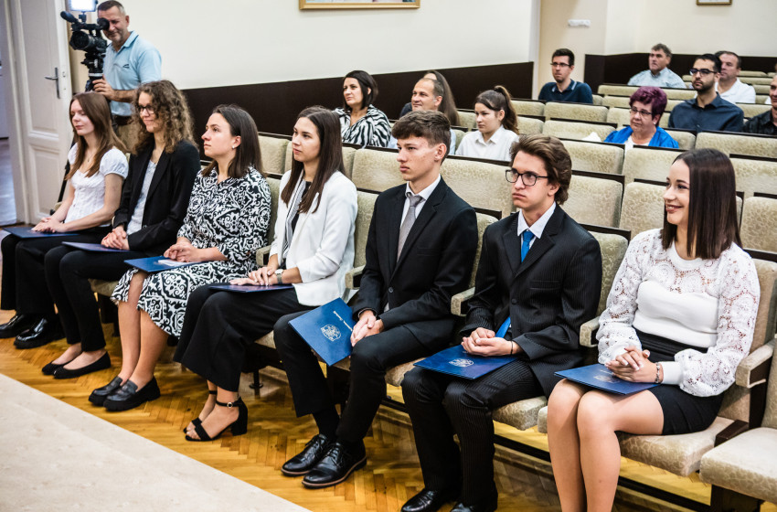 Kiváló diákokat köszöntött Hámori György polgármester a városházán