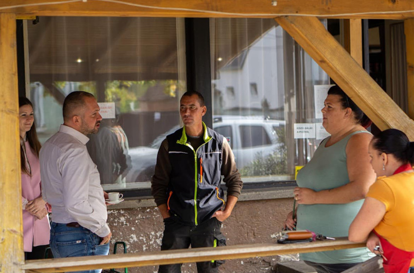 Rögtönzött lakossági fórumot tartott Gyopáros Alpár a barbacsi kocsmában