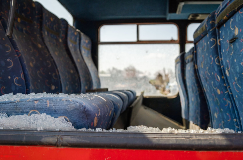 Buszbaleset történt - húsz utast csak feszítővágóval tudtak kiszabadítani