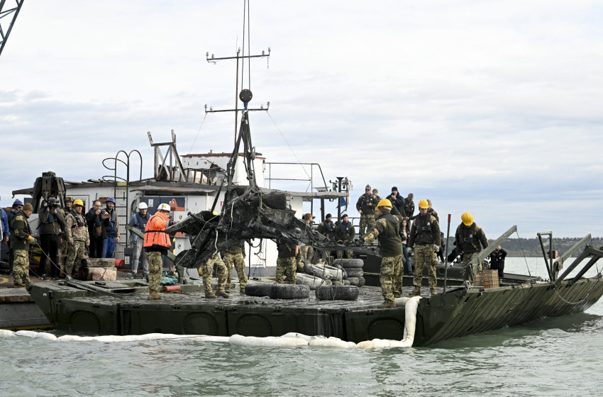Második világháborús magyar vadászgép roncsait emelték ki a Balatonból