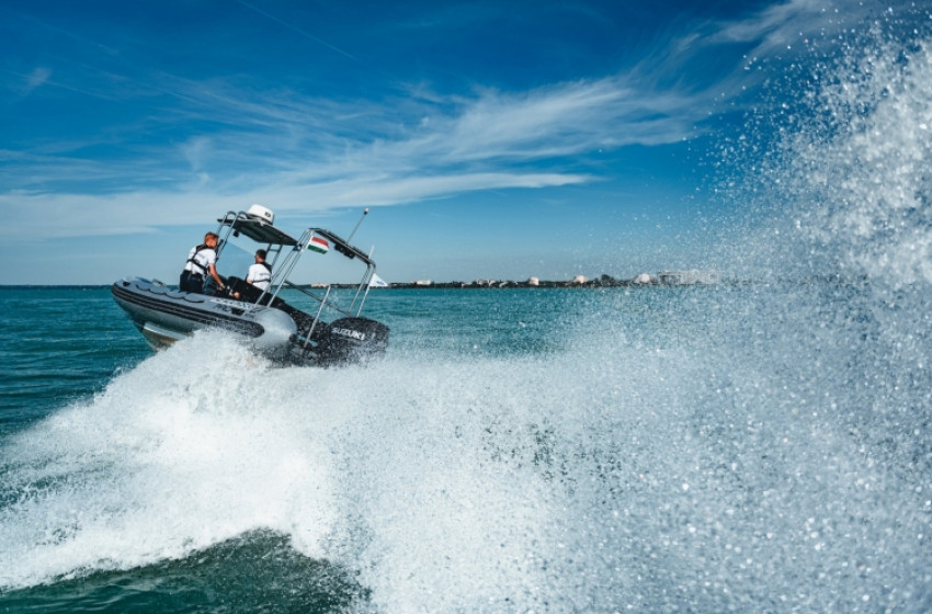 Vízbe esett kajakost mentettek ki a Balatonból