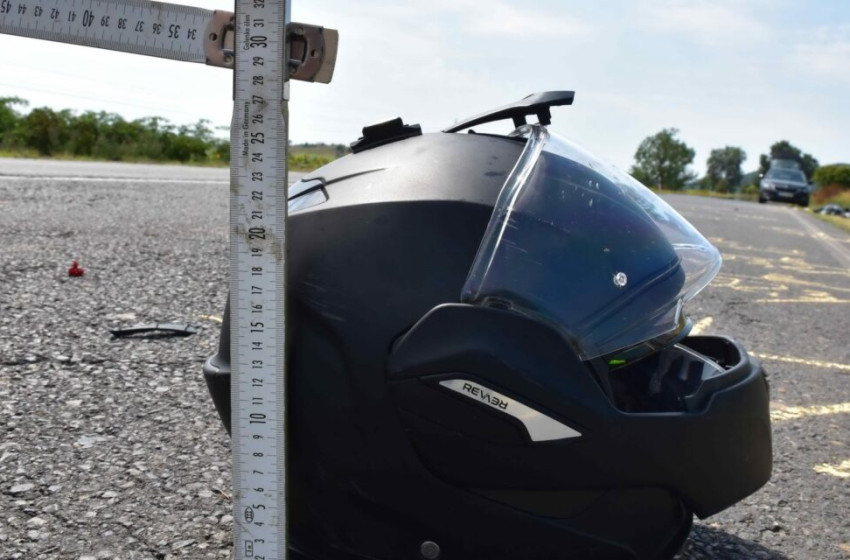 Borzalom! Akkora erővel csapódott neki a motoros a távolsági busznak, hogy még a bukósisakja is lerepült – Már nem lehetett megmenteni az életét