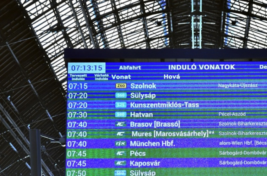 Okostelefonon is megjeleníthetők a vasútállomások kijelzőinek adatai