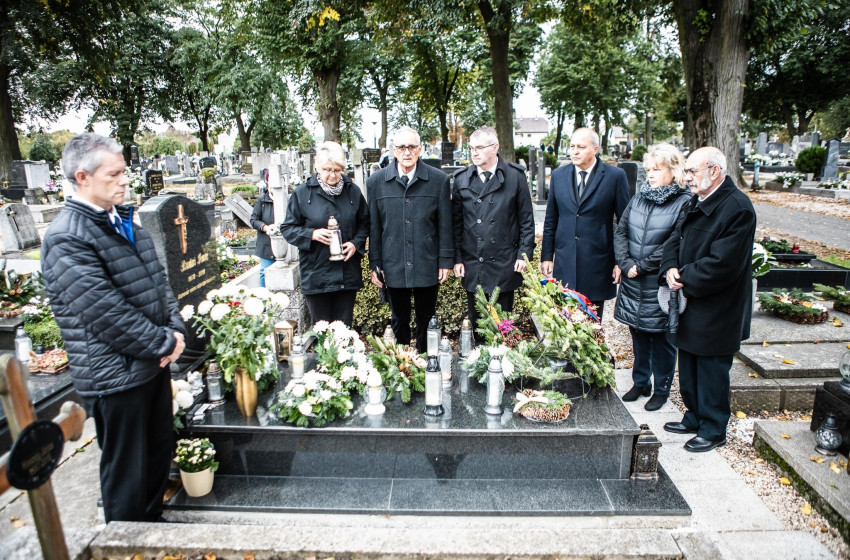 Elhunyt városvezetőkre emlékeztek Kapuváron