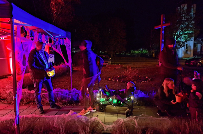 43 címen közel 200 gyerek kereste az édességeket Ikrényben