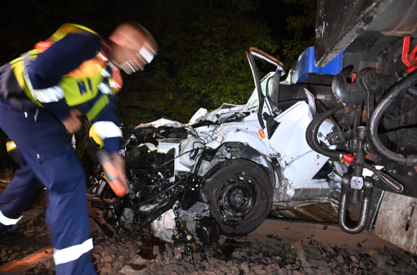 Az autóból szinte semmi nem maradt: sokkoló fotókon a vasúti baleset, melyben egy idős házaspár halt meg