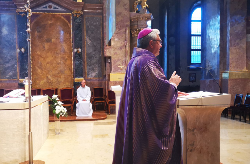 Főpásztori szentmise az elhunyt püspökökért és papokért