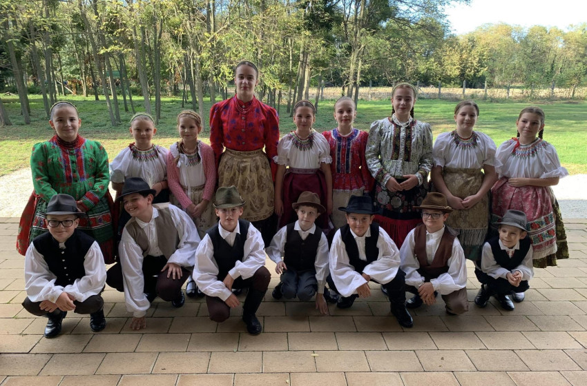 A kisfaludi idősek napján lépett színpadra a Barsi iskola tánccsoportja 