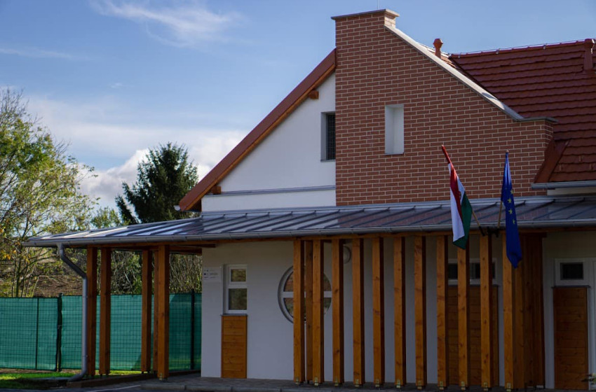 Családok örömére: átadták az új Gólyahír Bölcsődét Szanyban