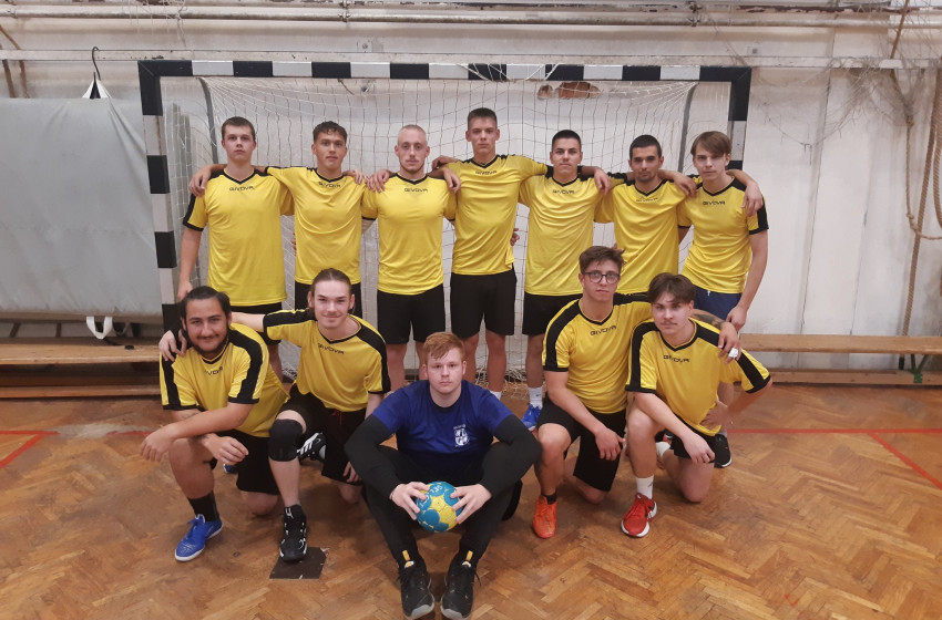 A győri Jedlik iskola csapatát győzték le a csornai Hunyadi iskola kézilabdásai 