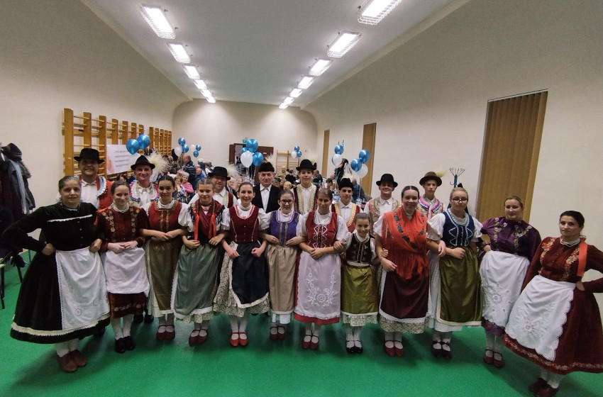 A vitnyédi idősek napján lépett fel az Énekes Lenke Egyesület