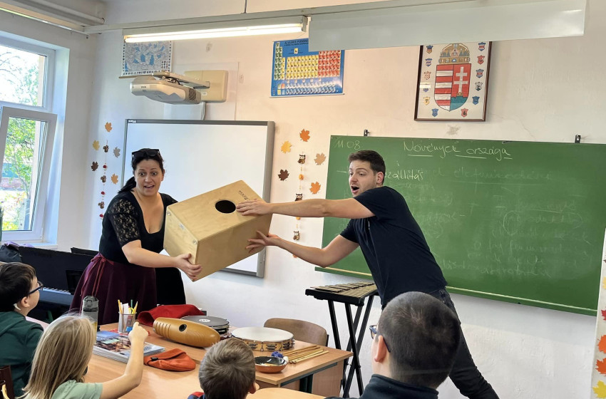 Hangszerekkel ismerkedtek a rábatamási tanulók 