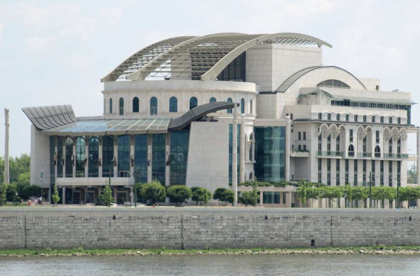 Baleset a Nemzeti Színházban! Előadás közben sérült meg két színész, mentők rohantak a helyszínre