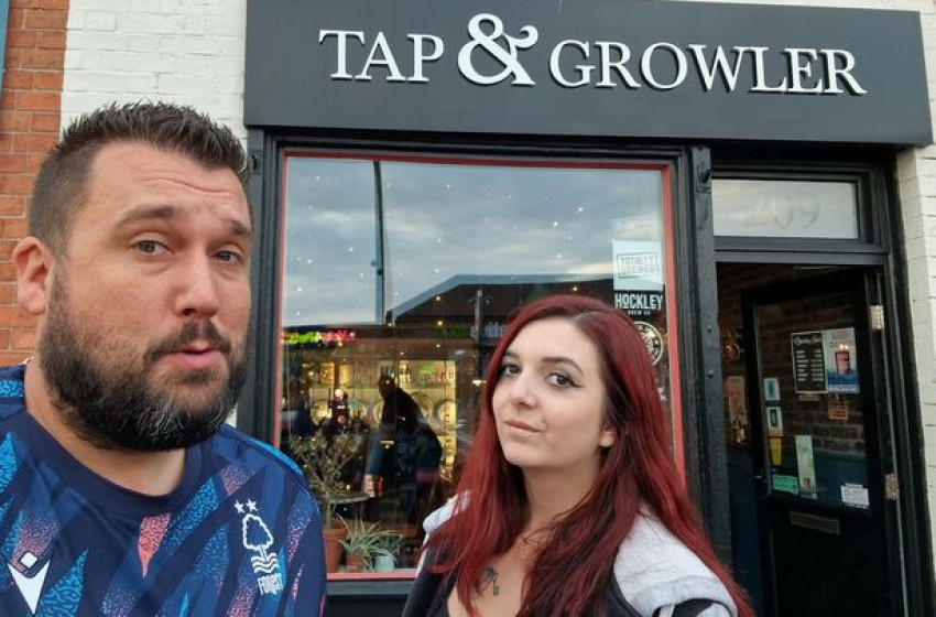 Egy brit pár küldetése, hogy megigyanak egy korsót minden kocsmában Nagy-Britanniában